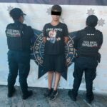 Se le mete lo diabólico: vestida con playera de Chucky maltrataba a su hija en plena calle