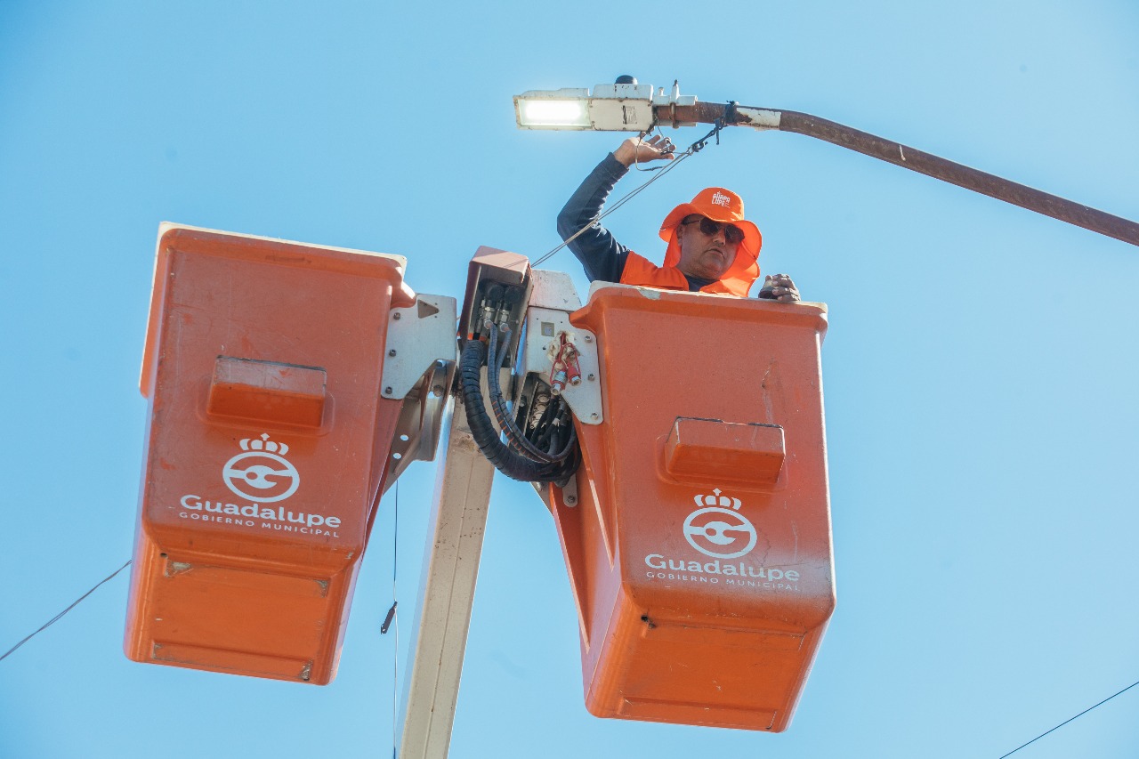 Modernizan el alumbrado público en Rivieras de Guadalupe