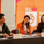 Habitantes de comunidades de Los Ramones y Cadereyta cruzan río en balsa por falta de puente