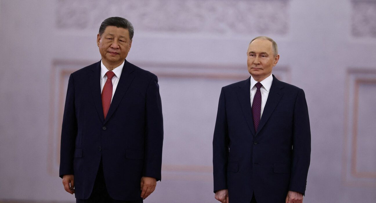 El presidente ruso, Vladimir Putin, da la bienvenida al líder chino, Xi Jinping, antes de sus conversaciones en el Kremlin, en Moscú, el 8 de mayo. Evgenia Novozhenina/Pool/Reuters