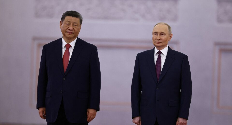 El presidente ruso, Vladimir Putin, da la bienvenida al líder chino, Xi Jinping, antes de sus conversaciones en el Kremlin, en Moscú, el 8 de mayo. Evgenia Novozhenina/Pool/Reuters