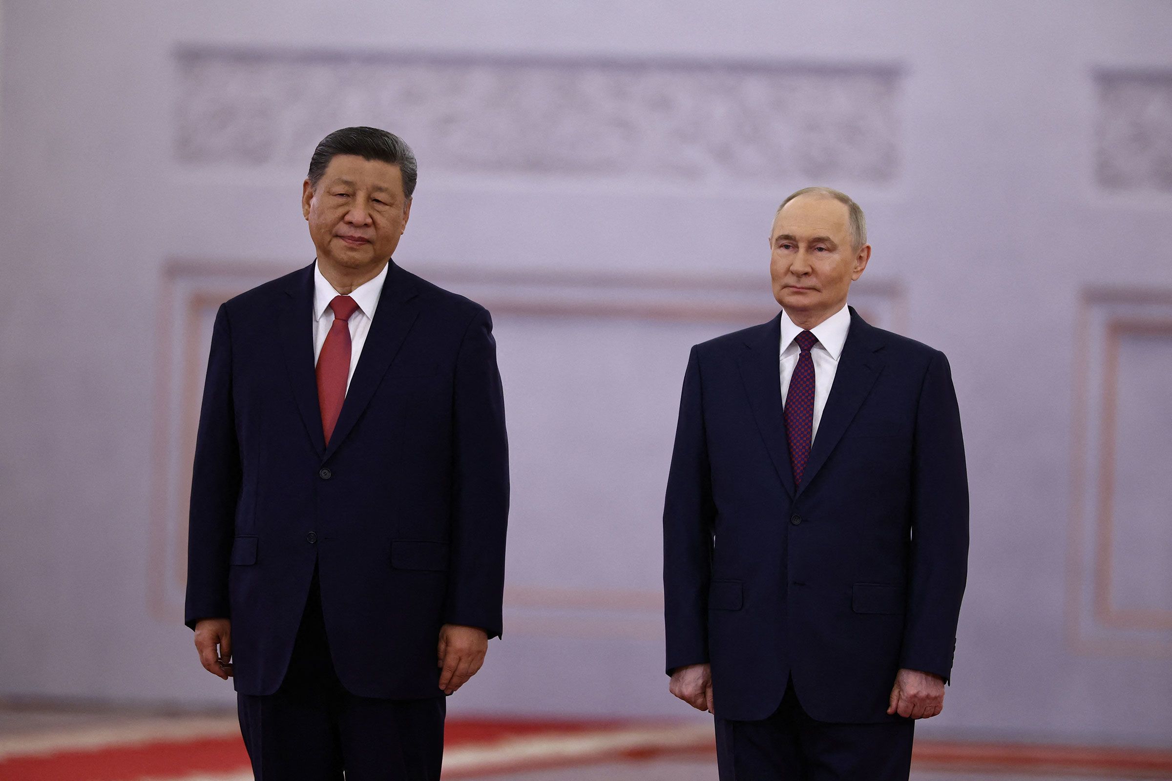 El presidente ruso, Vladimir Putin, da la bienvenida al líder chino, Xi Jinping, antes de sus conversaciones en el Kremlin, en Moscú, el 8 de mayo. Evgenia Novozhenina/Pool/Reuters