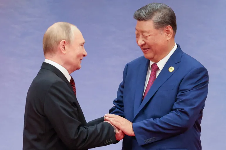 El presidente chino Xi Jinping da la bienvenida al líder ruso Vladimir Putin durante una cumbre de la Organización de Cooperación de Shanghái en Tianjin, China, el 31 de agosto de 2025 [Alexander Kazakov/Sputnik/Pool vía Reuters].